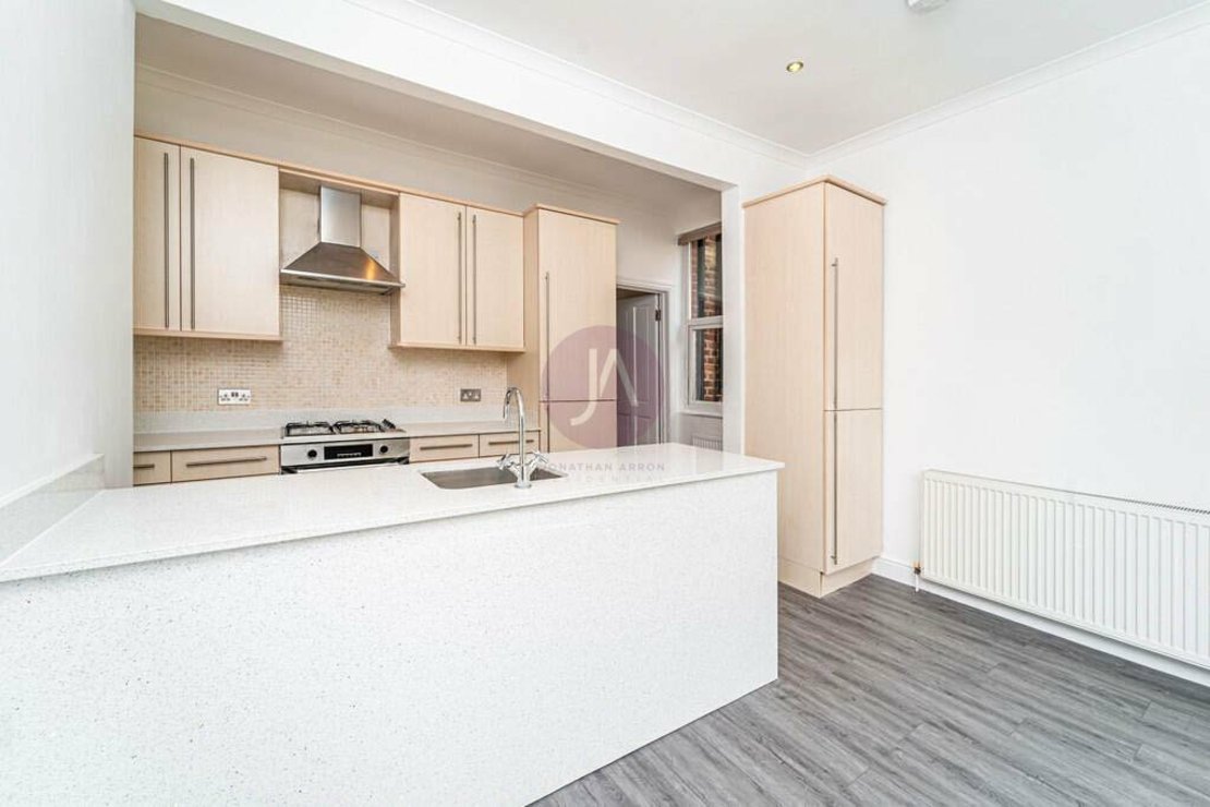 3 bedroom Flat to rent in Cromwell Place-view6
