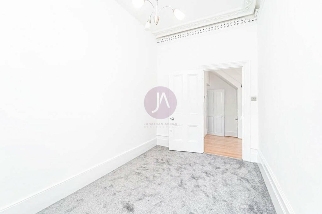 3 bedroom Flat to rent in Cromwell Place-view9