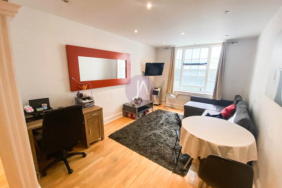 2 bedroom Flat to rent in Cumberland Court-view1