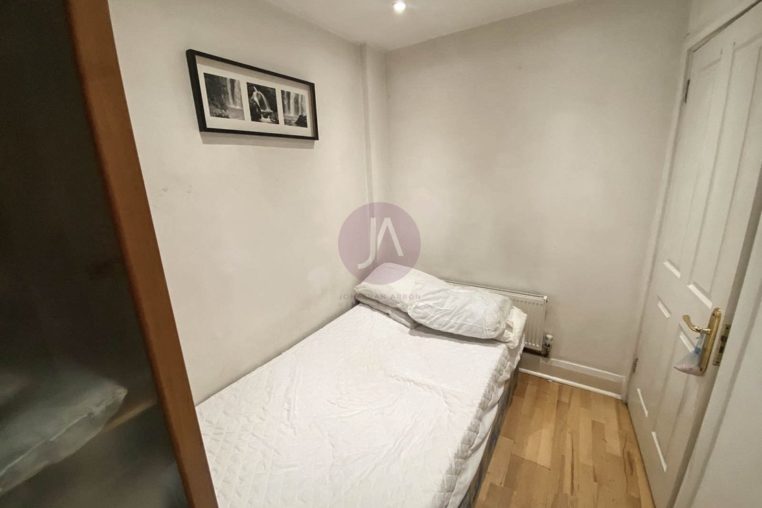 2 bedroom Flat to rent in Cumberland Court-view8