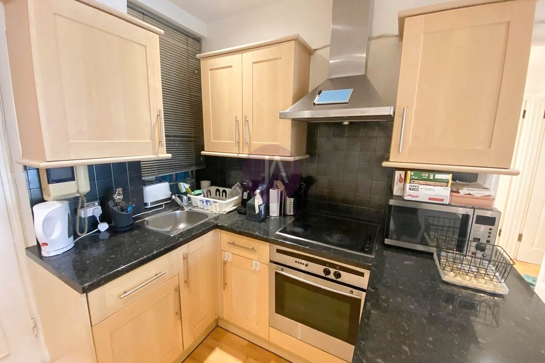 2 bedroom Flat to rent in Cumberland Court-view3