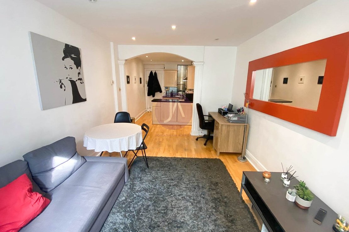 2 bedroom Flat to rent in Cumberland Court-view2