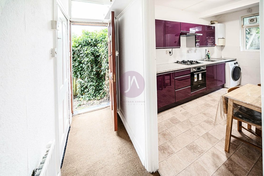 2 bedroom Flat to rent in Devonshire Court-view3