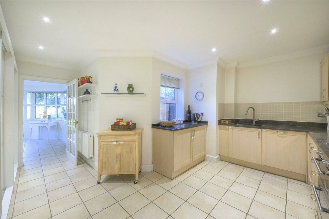 2 bedroom Flat to rent in Ducks Hill Road-view4