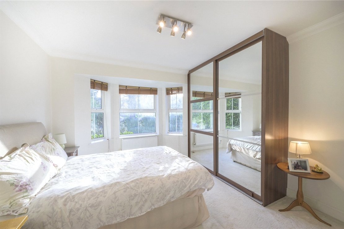 2 bedroom Flat to rent in Ducks Hill Road-view5
