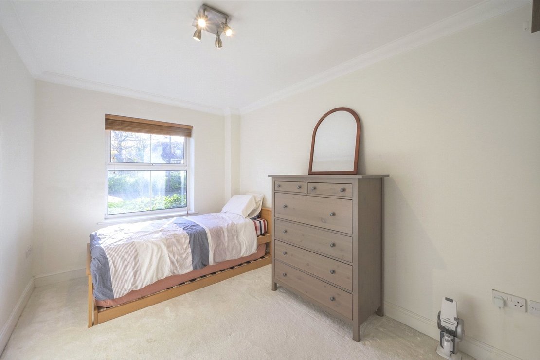 2 bedroom Flat to rent in Ducks Hill Road-view8