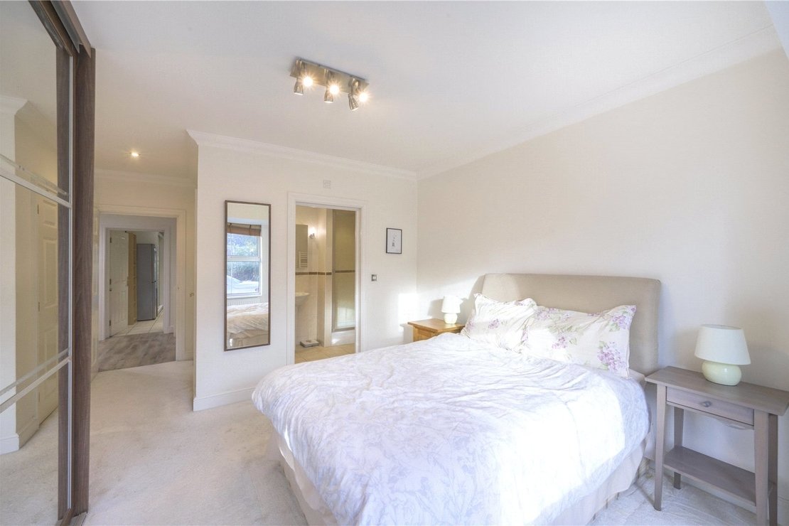 2 bedroom Flat to rent in Ducks Hill Road-view10