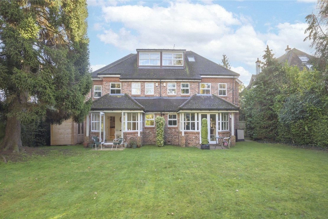 2 bedroom Flat to rent in Ducks Hill Road-view7