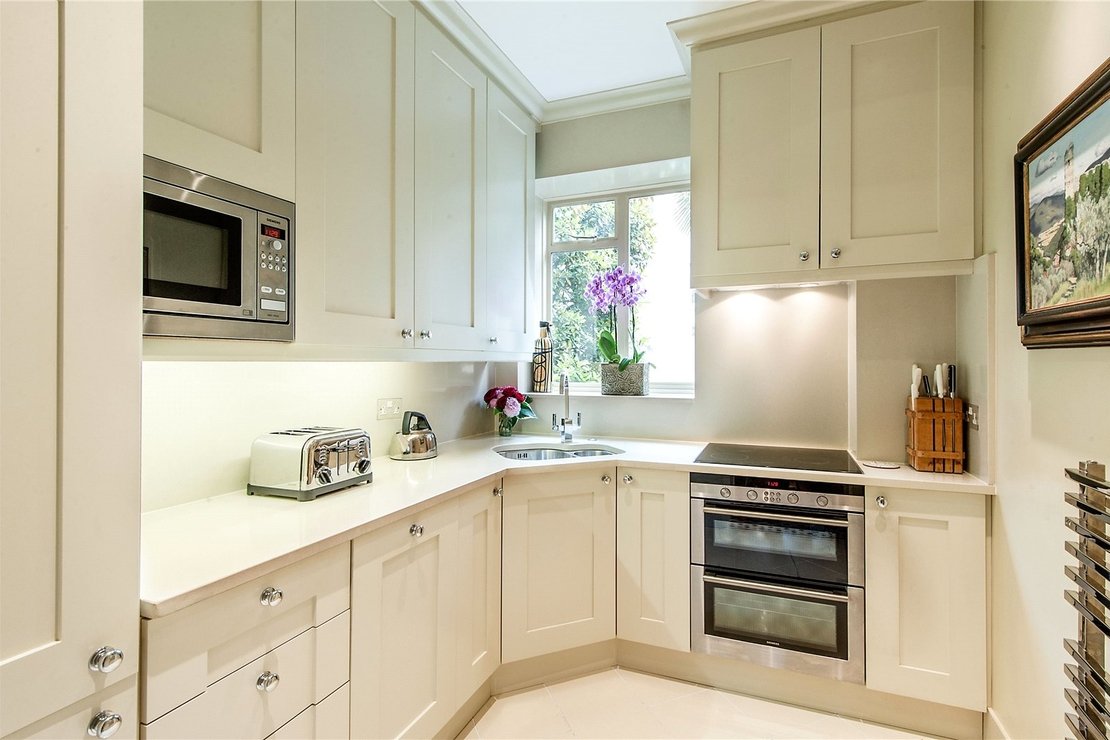 2 bedroom Maisonette to rent in Eaton Square-view3