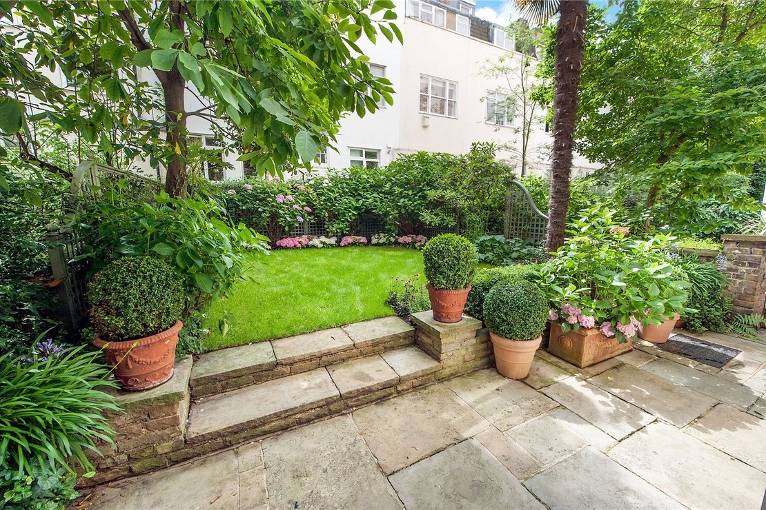 2 bedroom Maisonette to rent in Eaton Square-view2