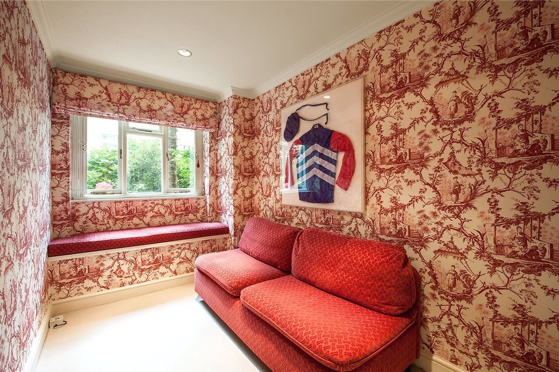 2 bedroom Maisonette to rent in Eaton Square-view8