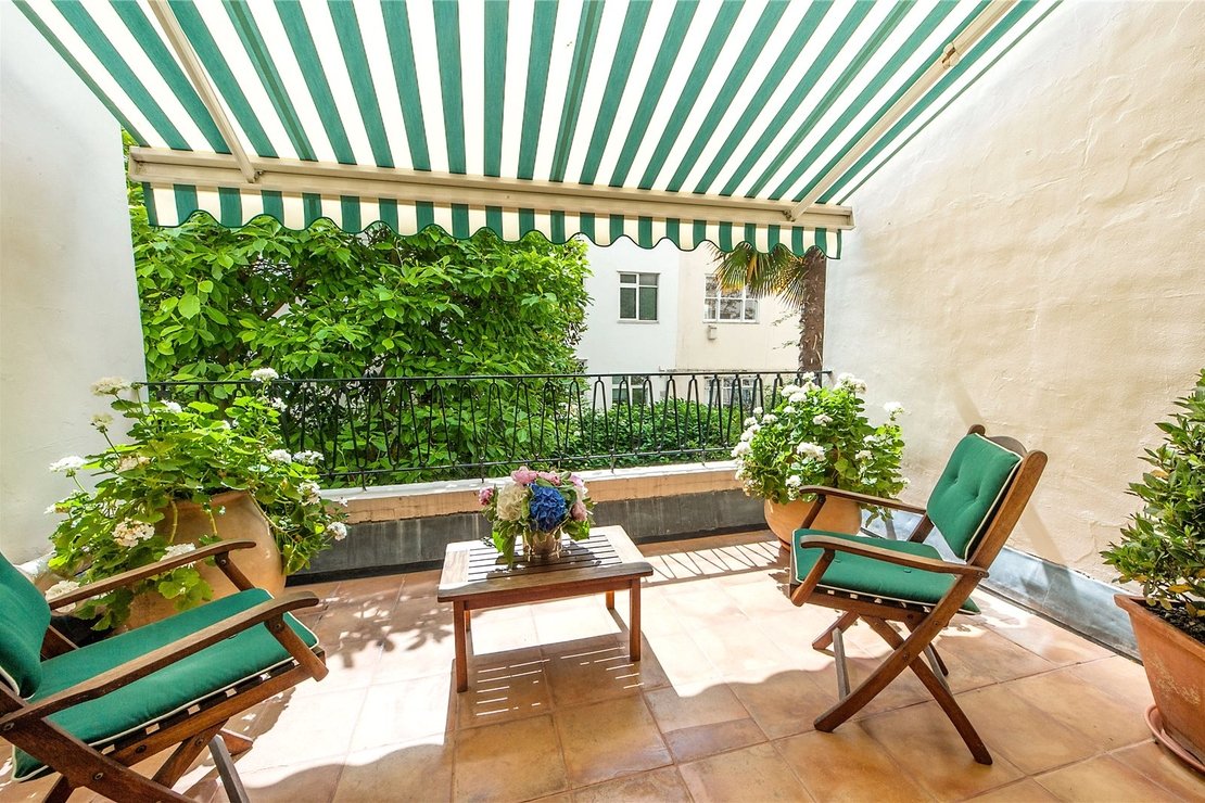 2 bedroom Maisonette to rent in Eaton Square-view9