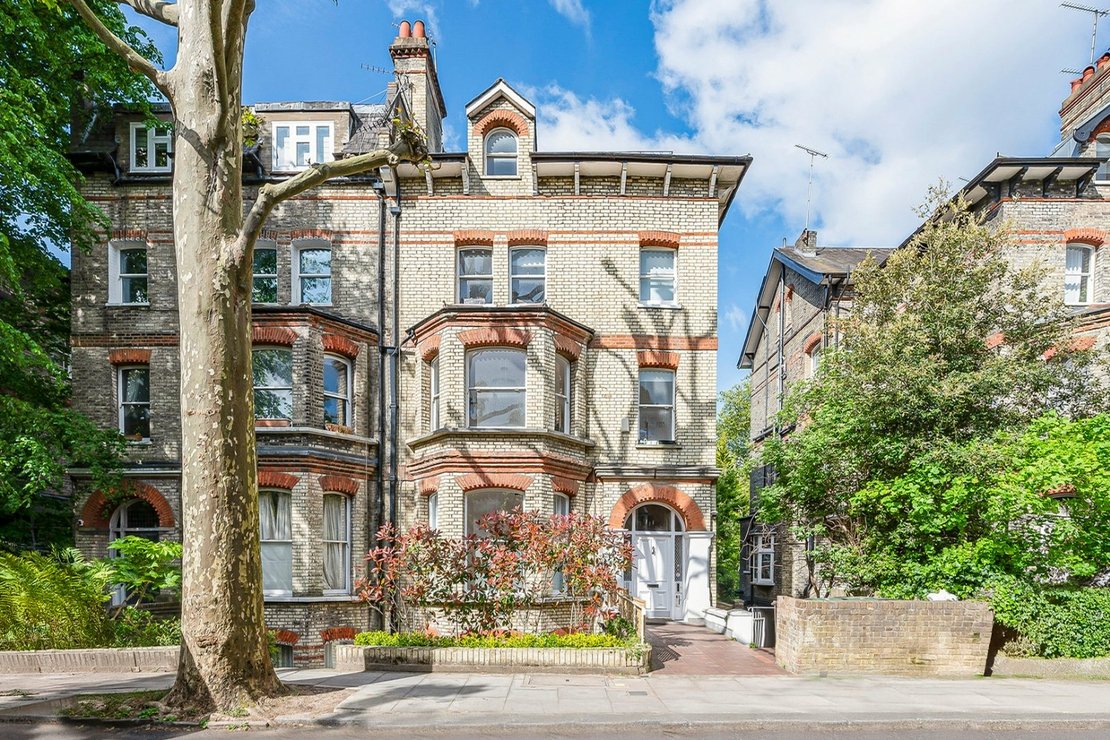 2 bedroom Flat to rent in Ellerdale Road-view1