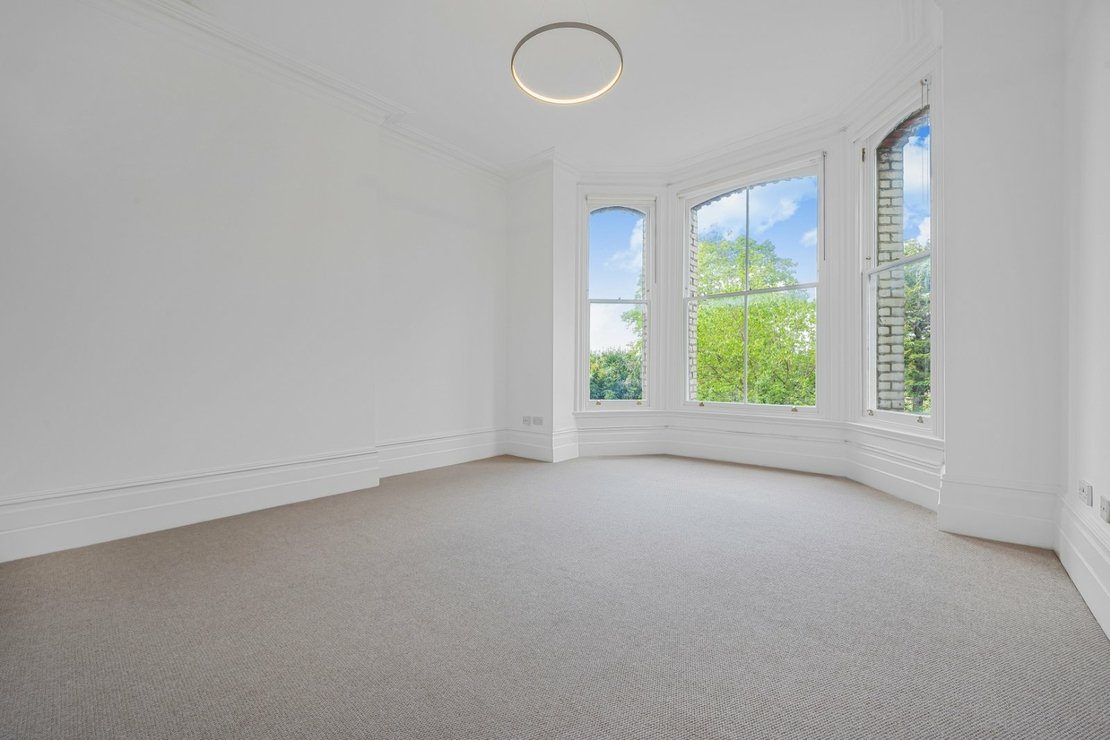 2 bedroom Flat to rent in Ellerdale Road-view2