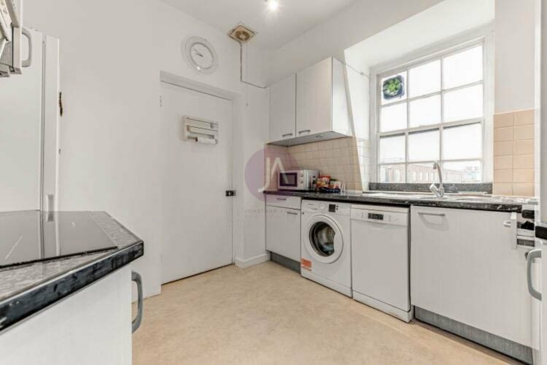 2 bedroom Flat to rent in Eyre Court-view5