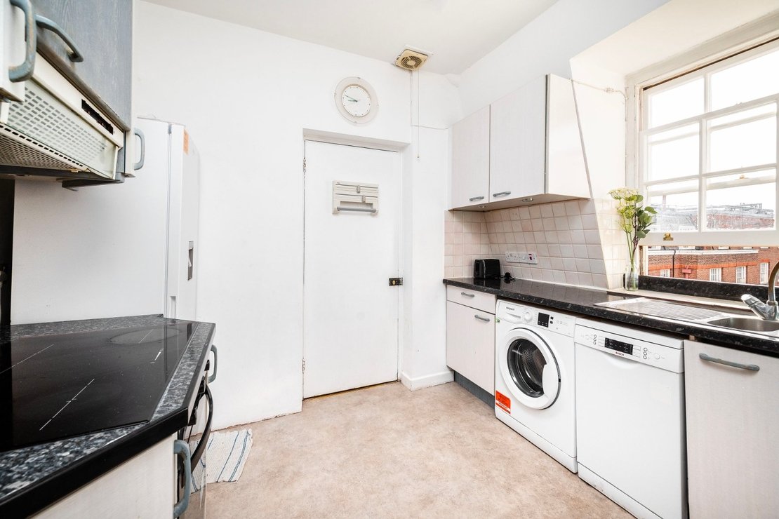 2 bedroom Flat to rent in Eyre Court-view3