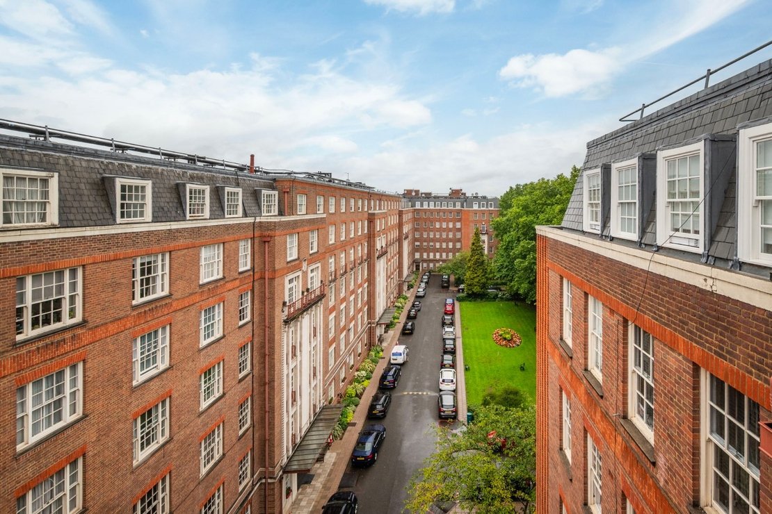 2 bedroom Flat to rent in Eyre Court-view11