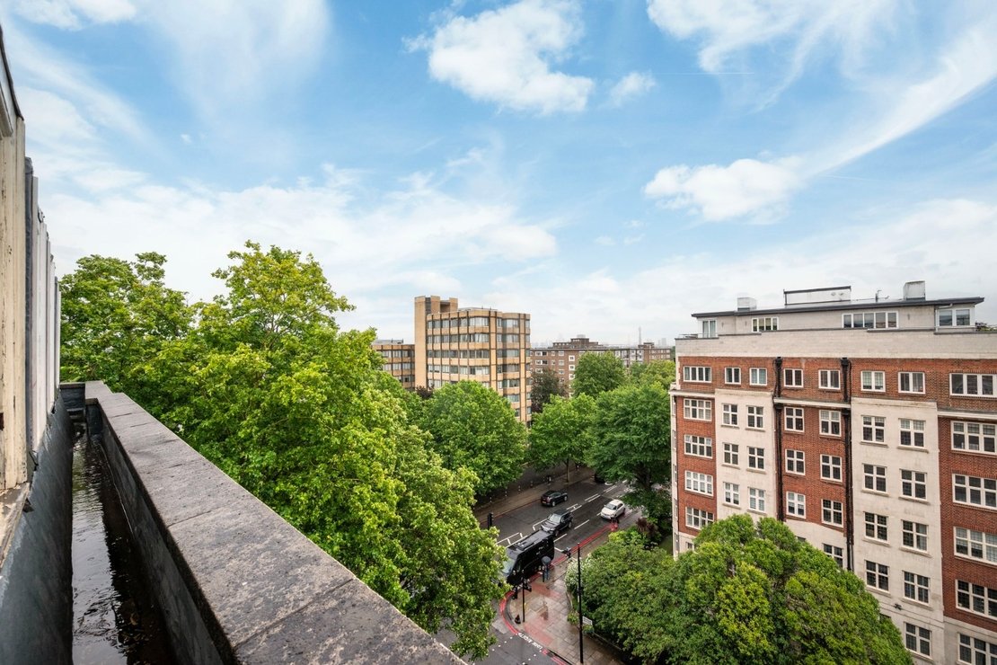 2 bedroom Flat to rent in Eyre Court-view14