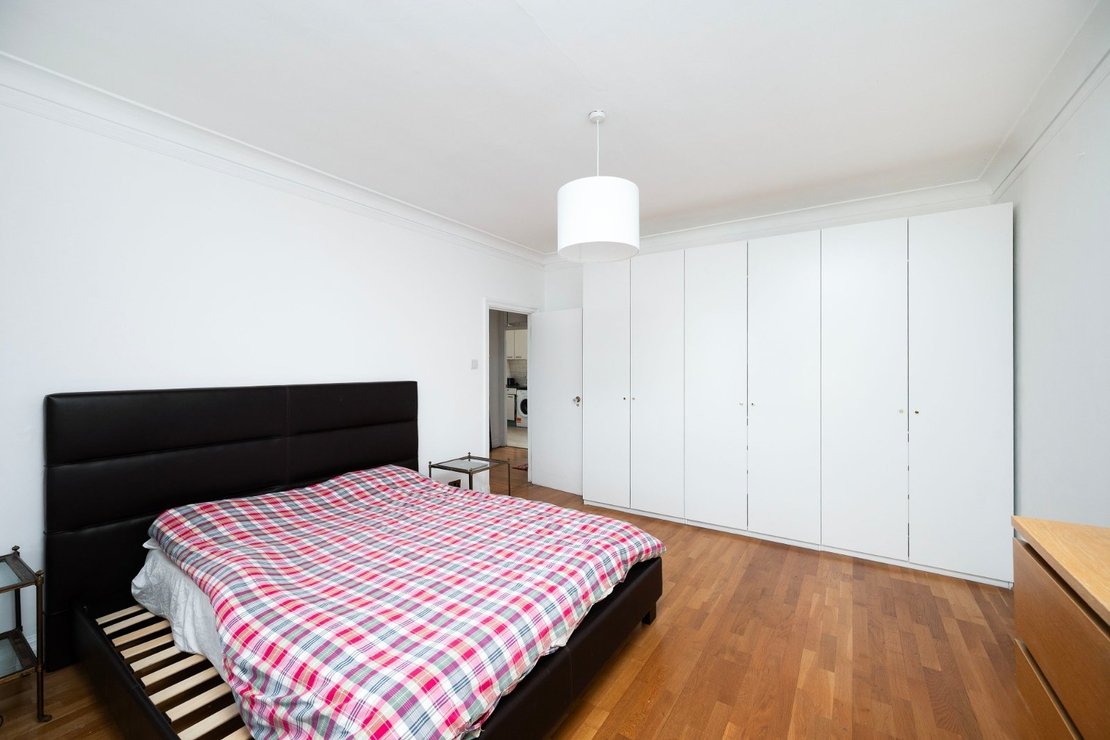 2 bedroom Flat to rent in Eyre Court-view6