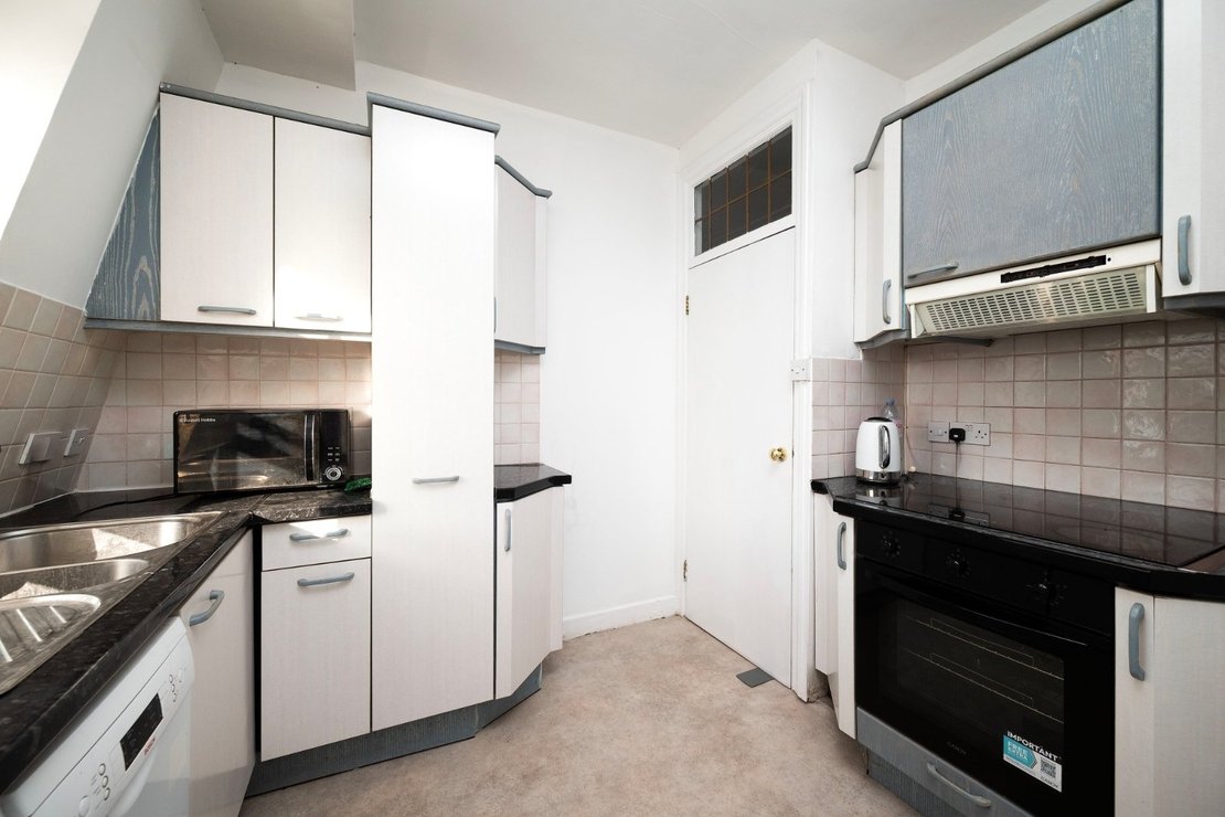 2 bedroom Flat to rent in Eyre Court-view4
