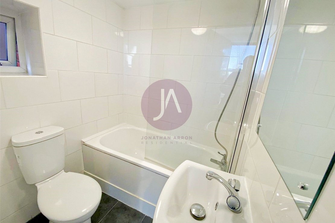 Flat to rent in Fawley Road-view5