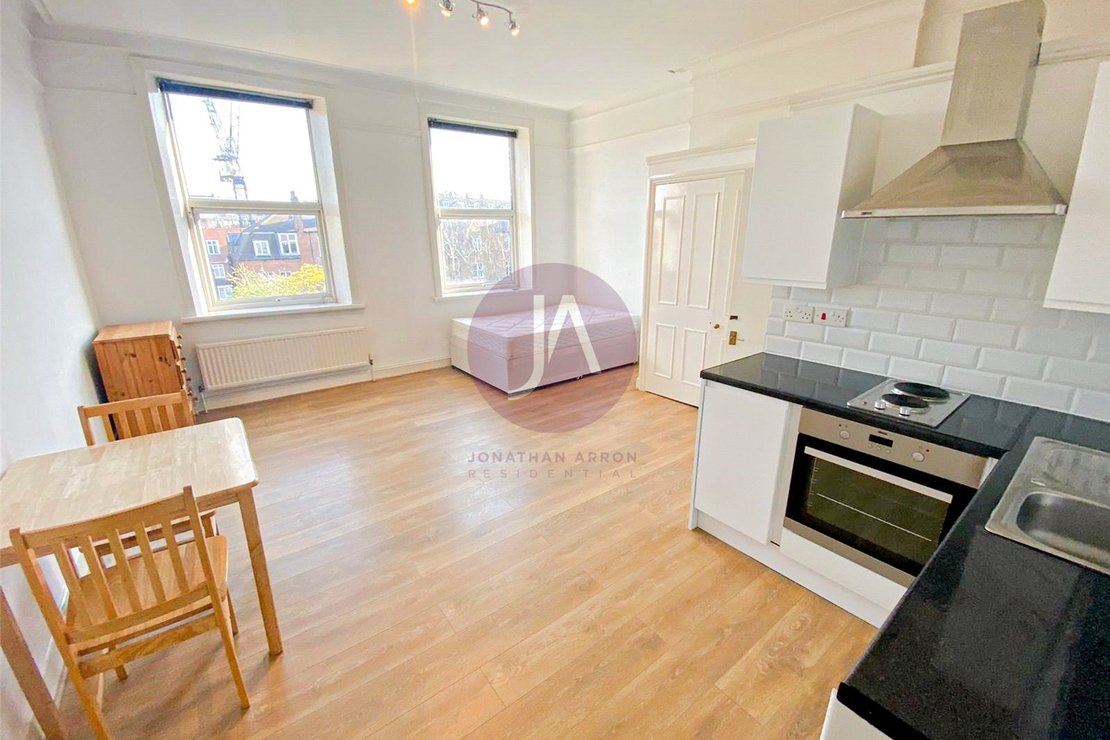 Flat to rent in Fawley Road-view3