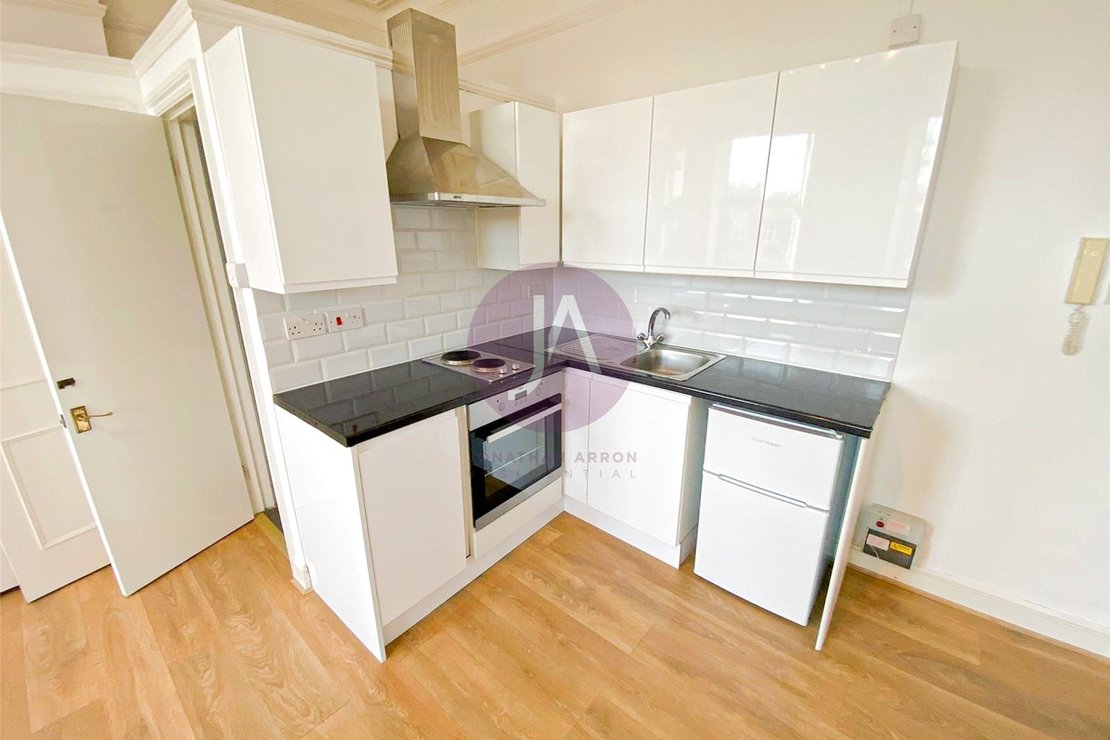 Flat to rent in Fawley Road-view2