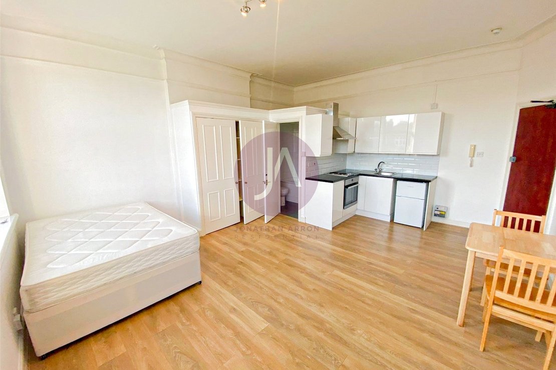 Flat to rent in Fawley Road-view1