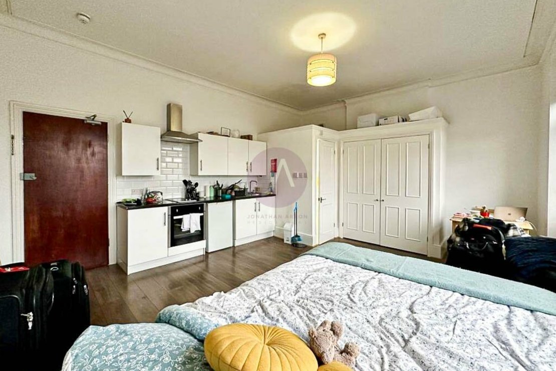 Flat to rent in Fawley Road-view3