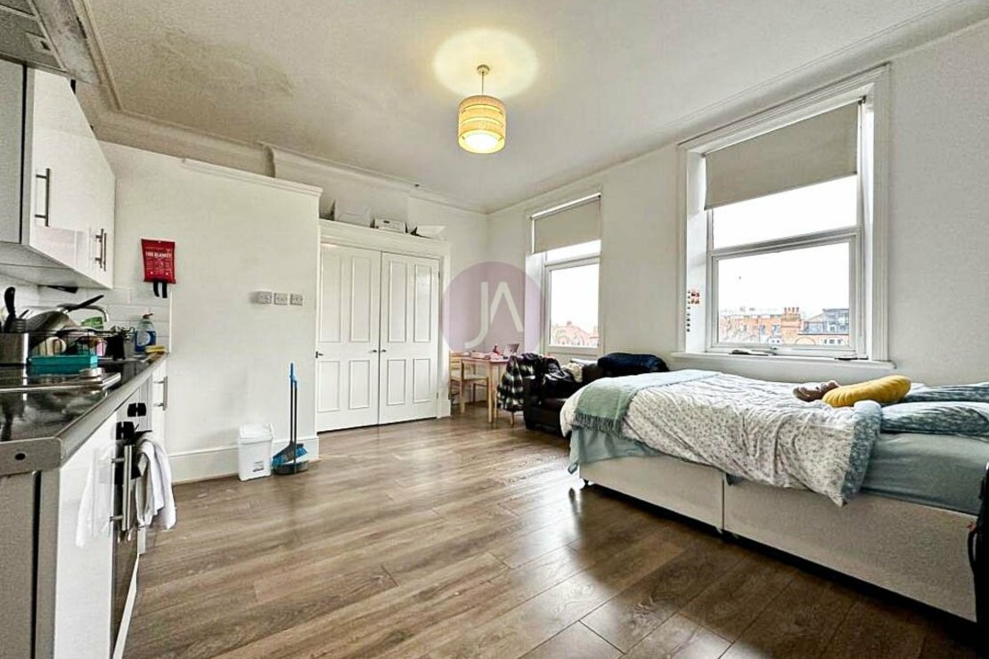 Flat to rent in Fawley Road-view2