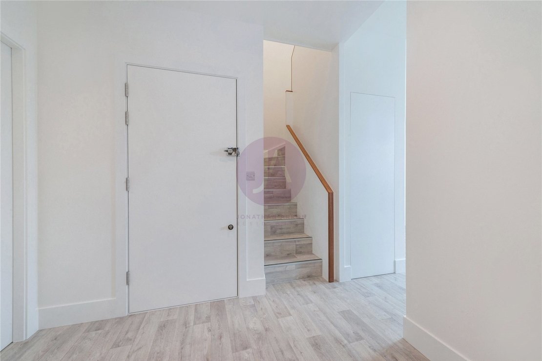 3 bedroom Flat,Maisonette to rent in Fernhead Road-view11