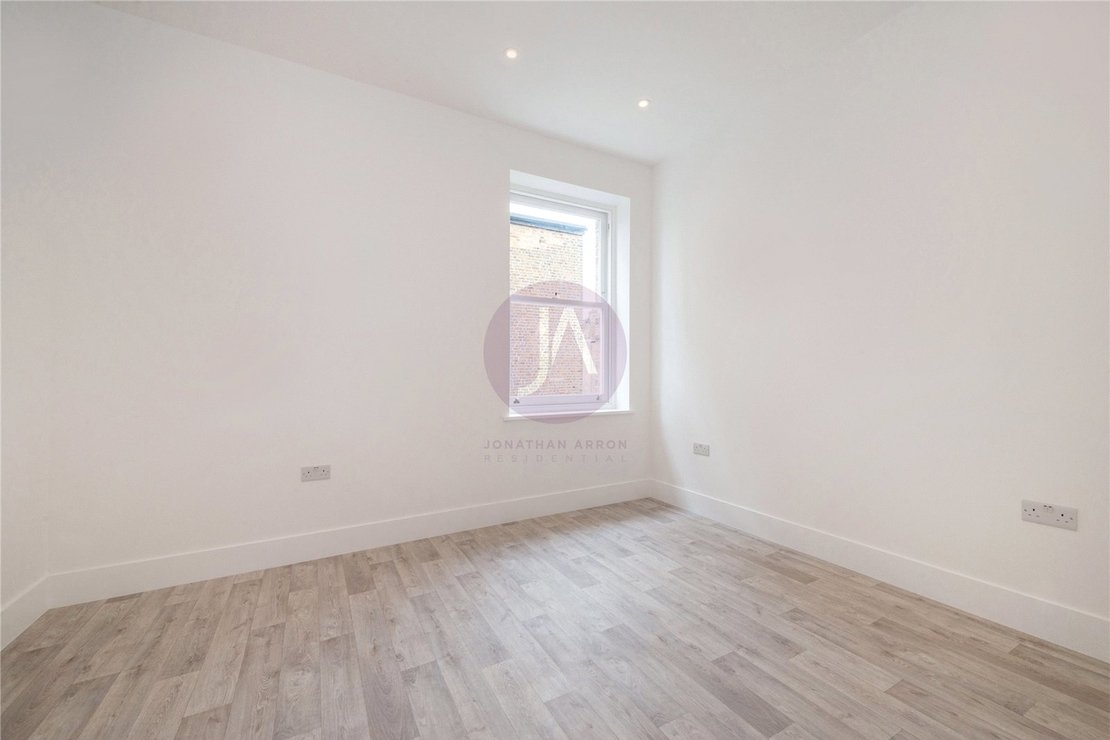 2 bedroom Flat to rent in Fernhead Road,-view5
