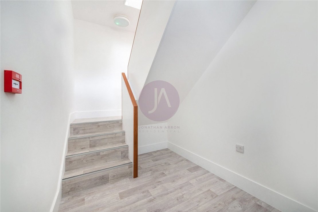 2 bedroom Flat to rent in Fernhead Road,-view10