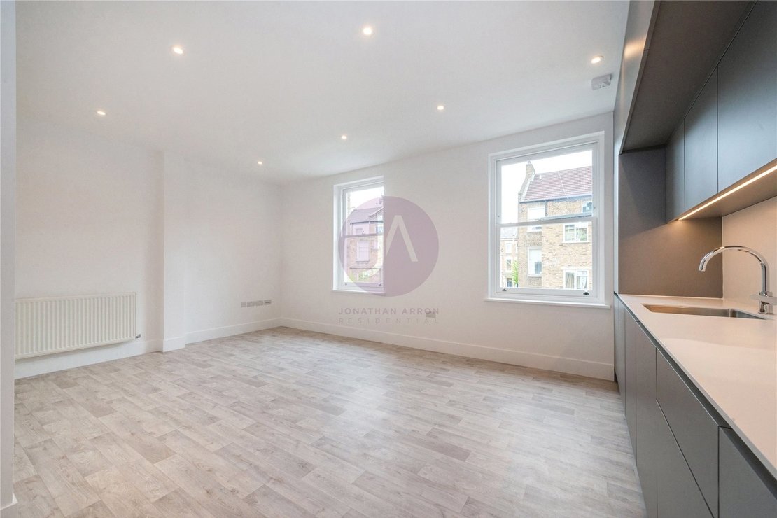 2 bedroom Flat to rent in Fernhead Road,-view4