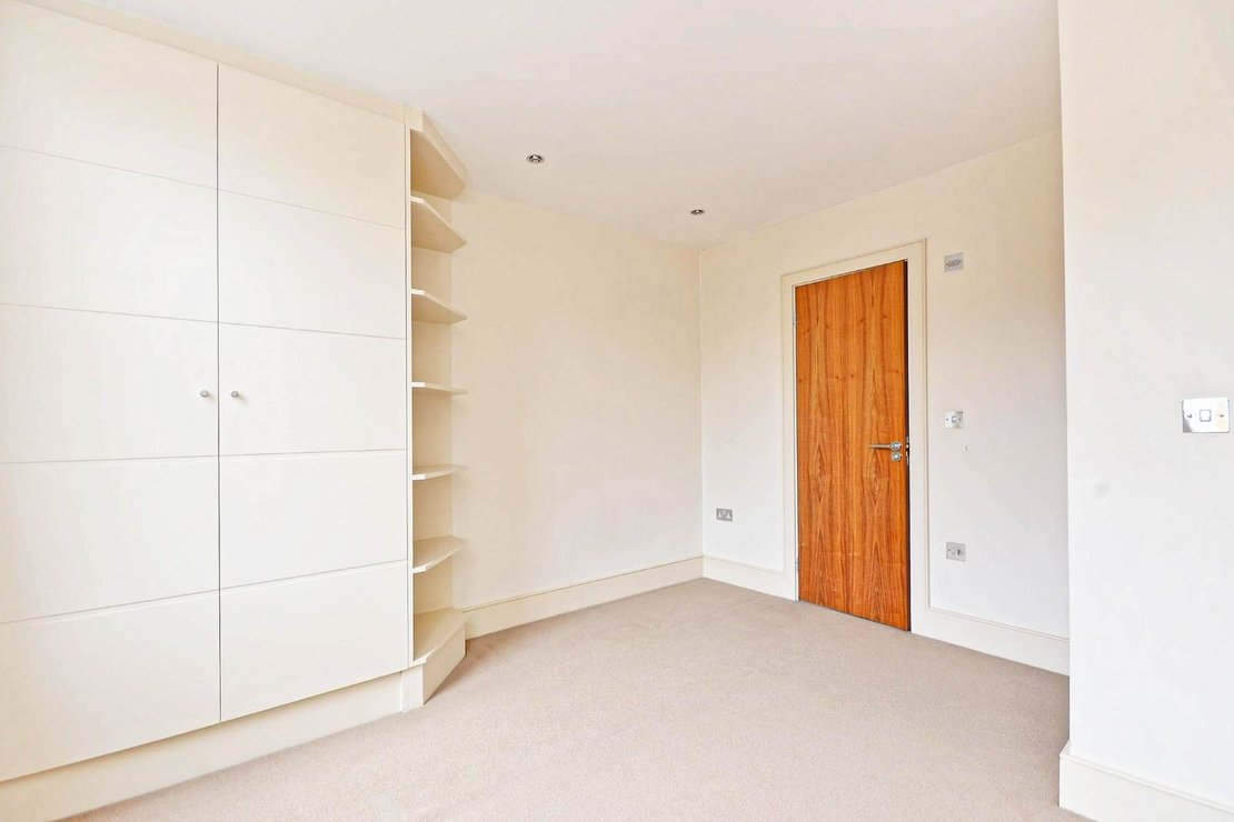 2 bedroom Flat to rent in Finsbury Park Road-view8