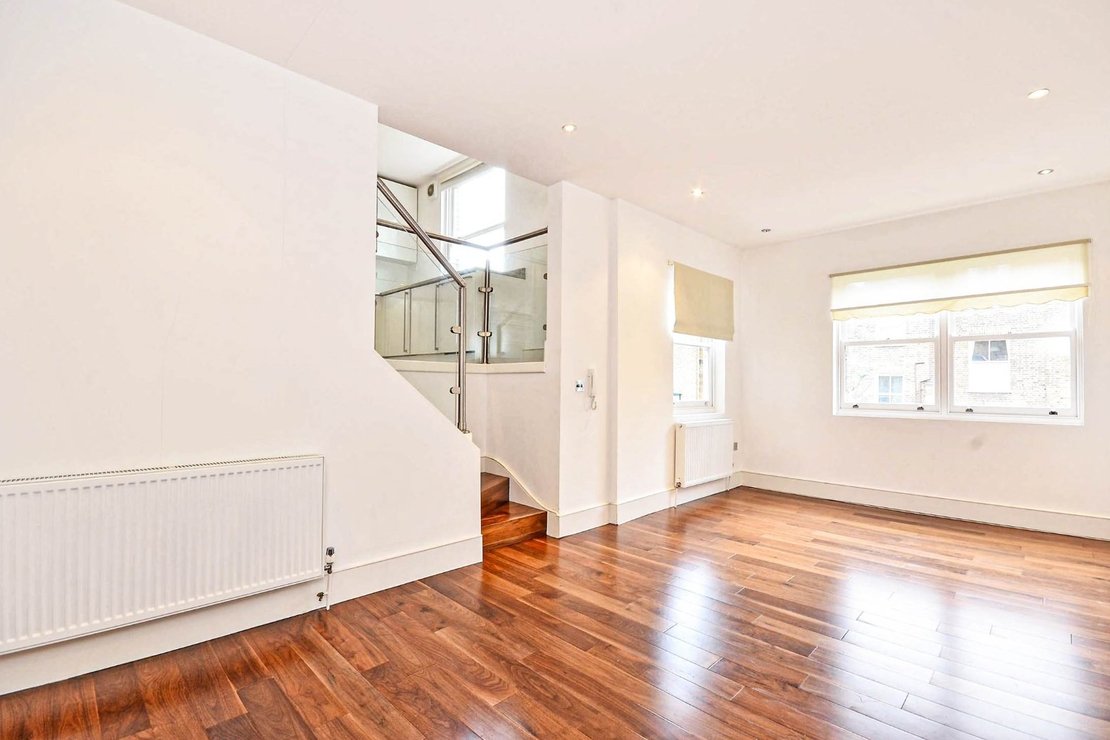 2 bedroom Flat to rent in Finsbury Park Road-view1