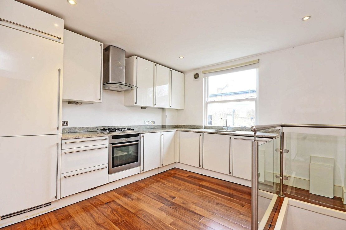 2 bedroom Flat to rent in Finsbury Park Road-view3