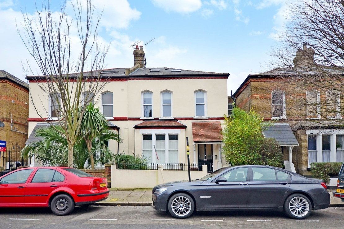 2 bedroom Flat to rent in Finsbury Park Road-view4