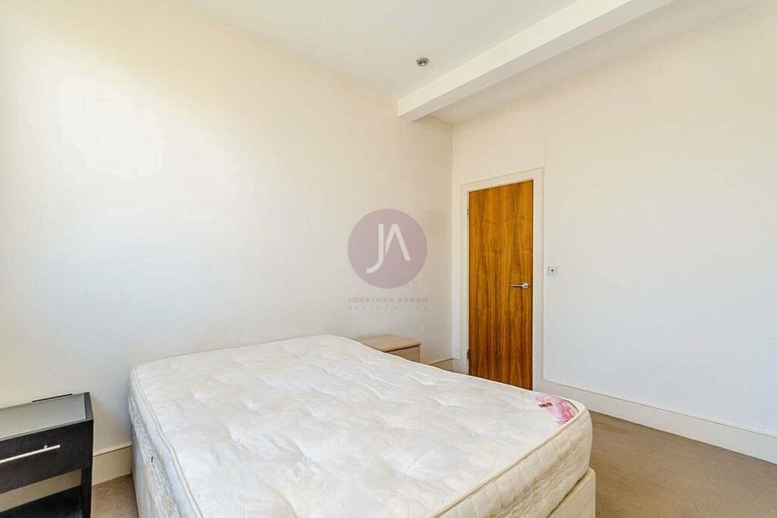 2 bedroom Flat to rent in Finsbury Park Road-view9