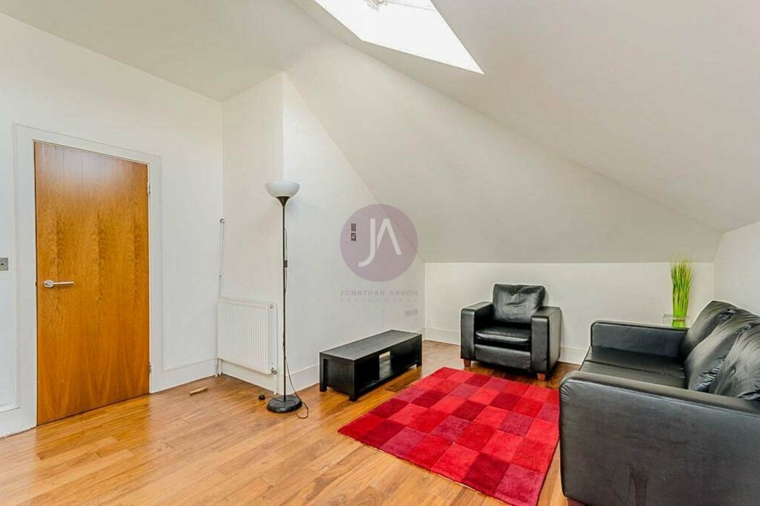 2 bedroom Flat to rent in Finsbury Park Road-view1