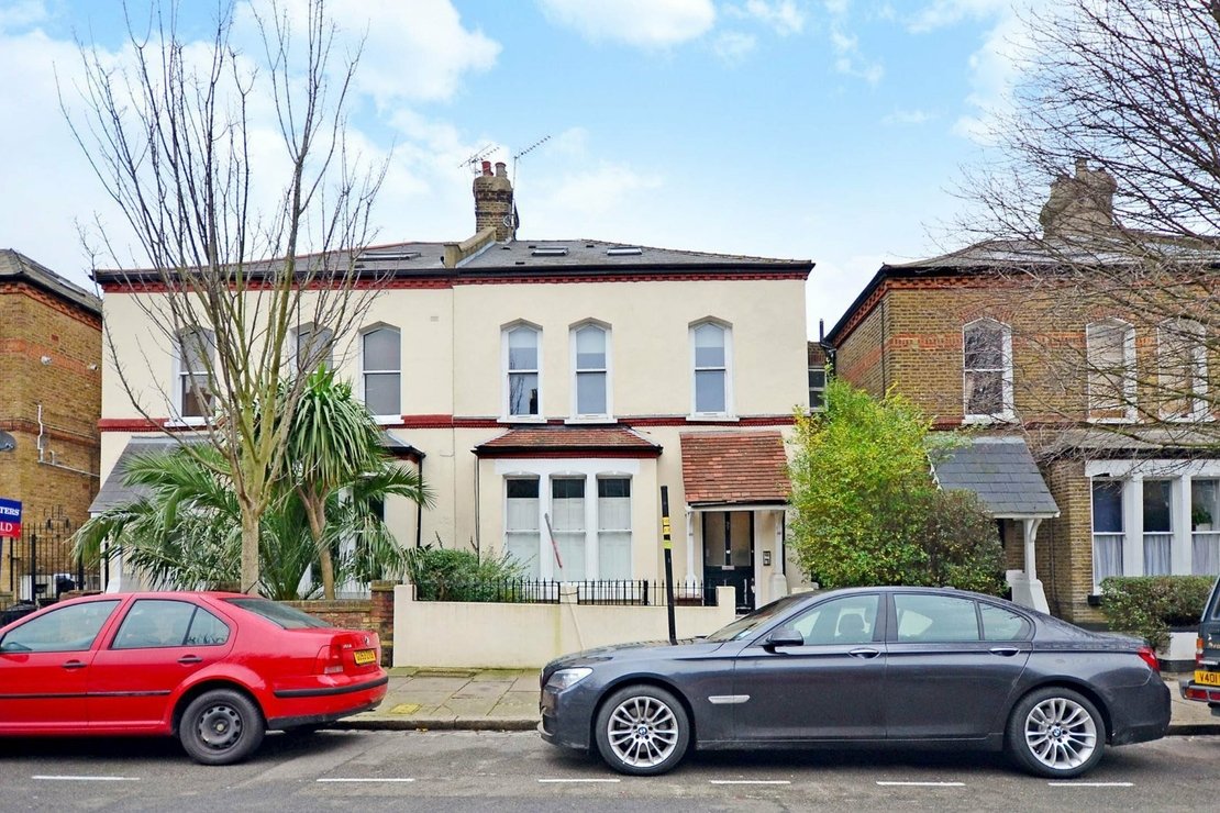 2 bedroom Flat to rent in Finsbury Park Road-view1