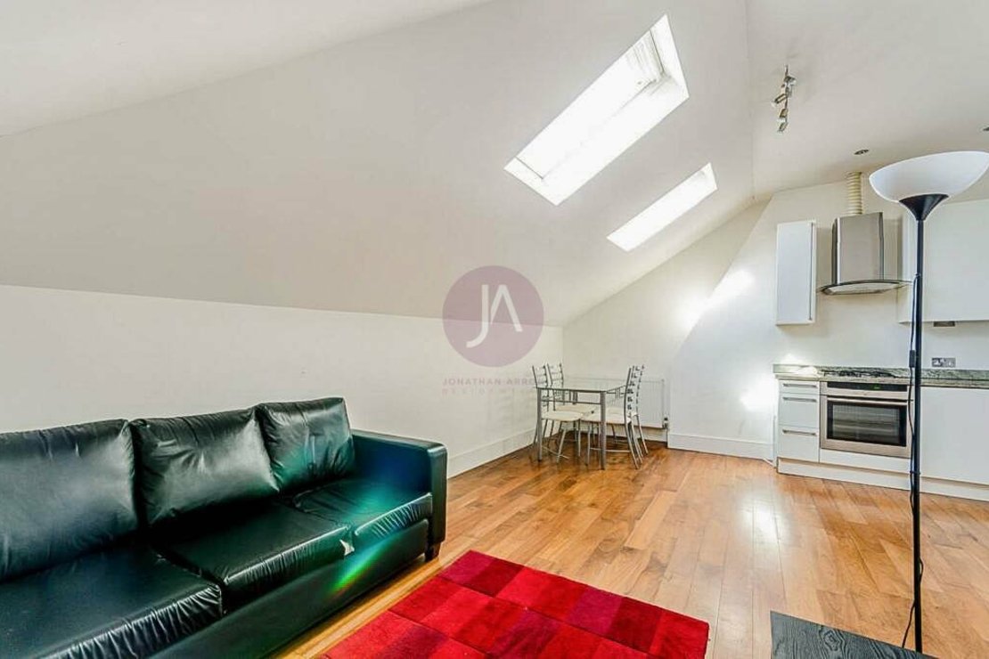 2 bedroom Flat to rent in Finsbury Park Road-view4