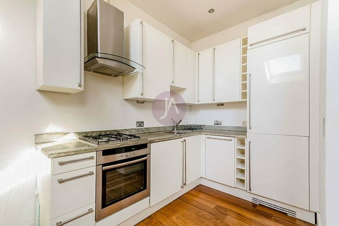 2 bedroom Flat to rent in Finsbury Park Road-view5