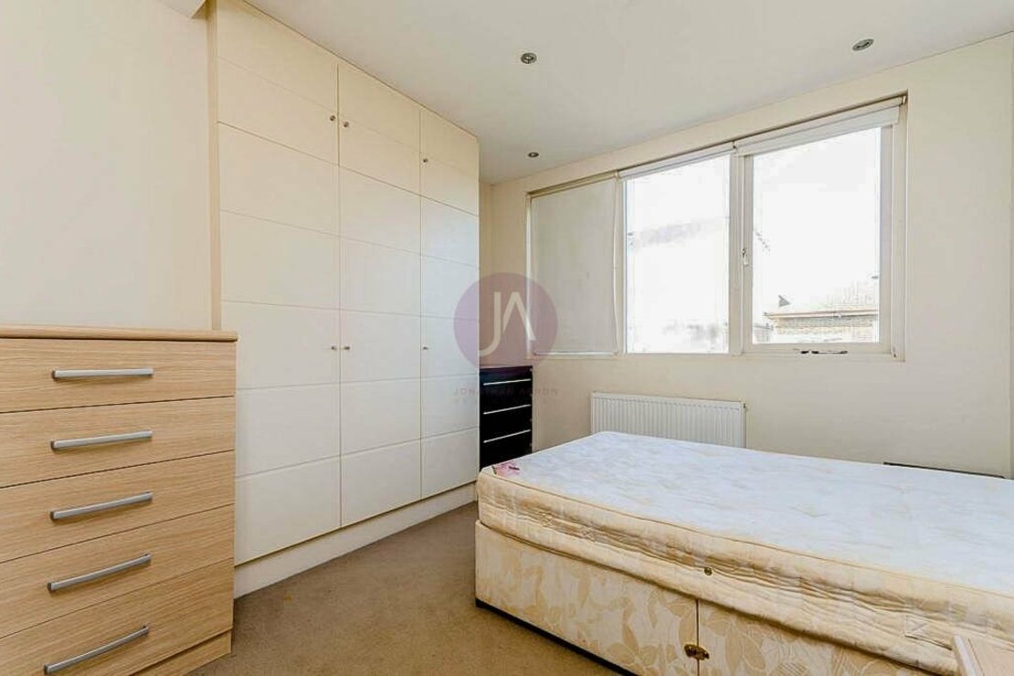 2 bedroom Flat to rent in Finsbury Park Road-view7