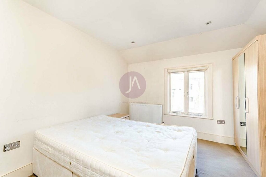 2 bedroom Flat to rent in Finsbury Park Road-view8