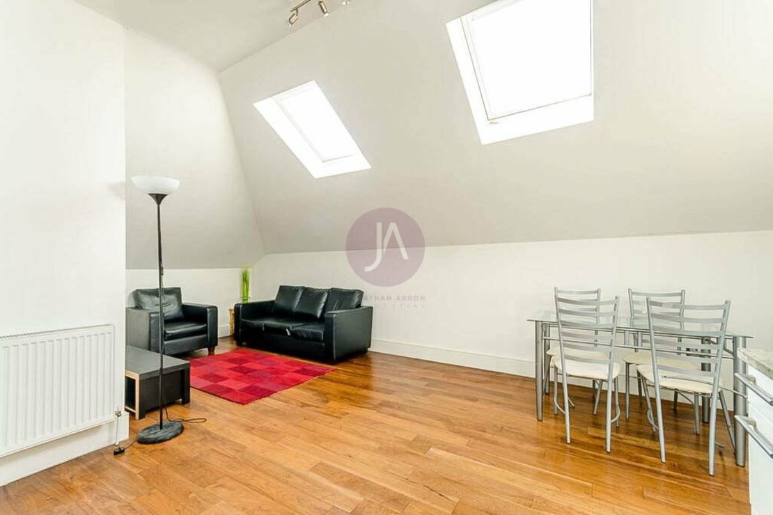 2 bedroom Flat to rent in Finsbury Park Road-view2
