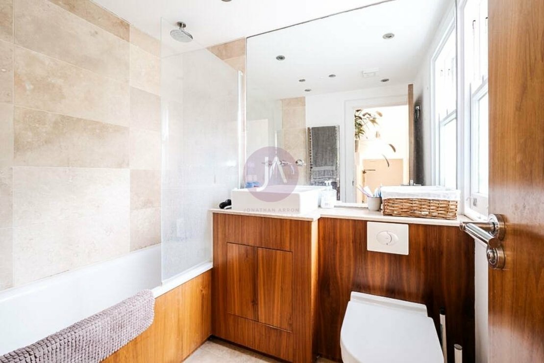 2 bedroom Flat to rent in Finsbury Park Road-view6