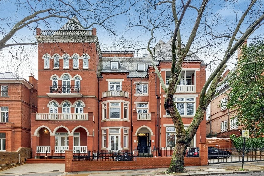 3 bedroom Flat to rent in Fitzjohns Avenue-view1