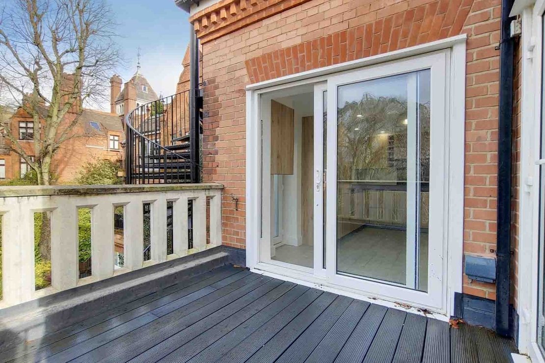2 bedroom Flat to rent in Fitzjohns Avenue-view12