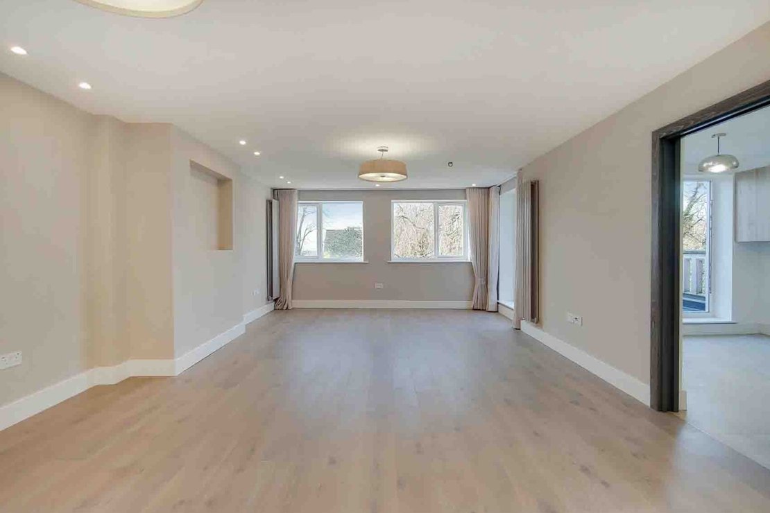 2 bedroom Flat to rent in Fitzjohns Avenue-view3
